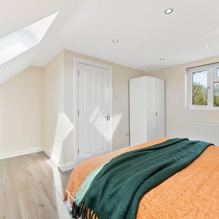 Stylish Wembley Gem - Parking -Sleeps 14 London Eksteriør bilde