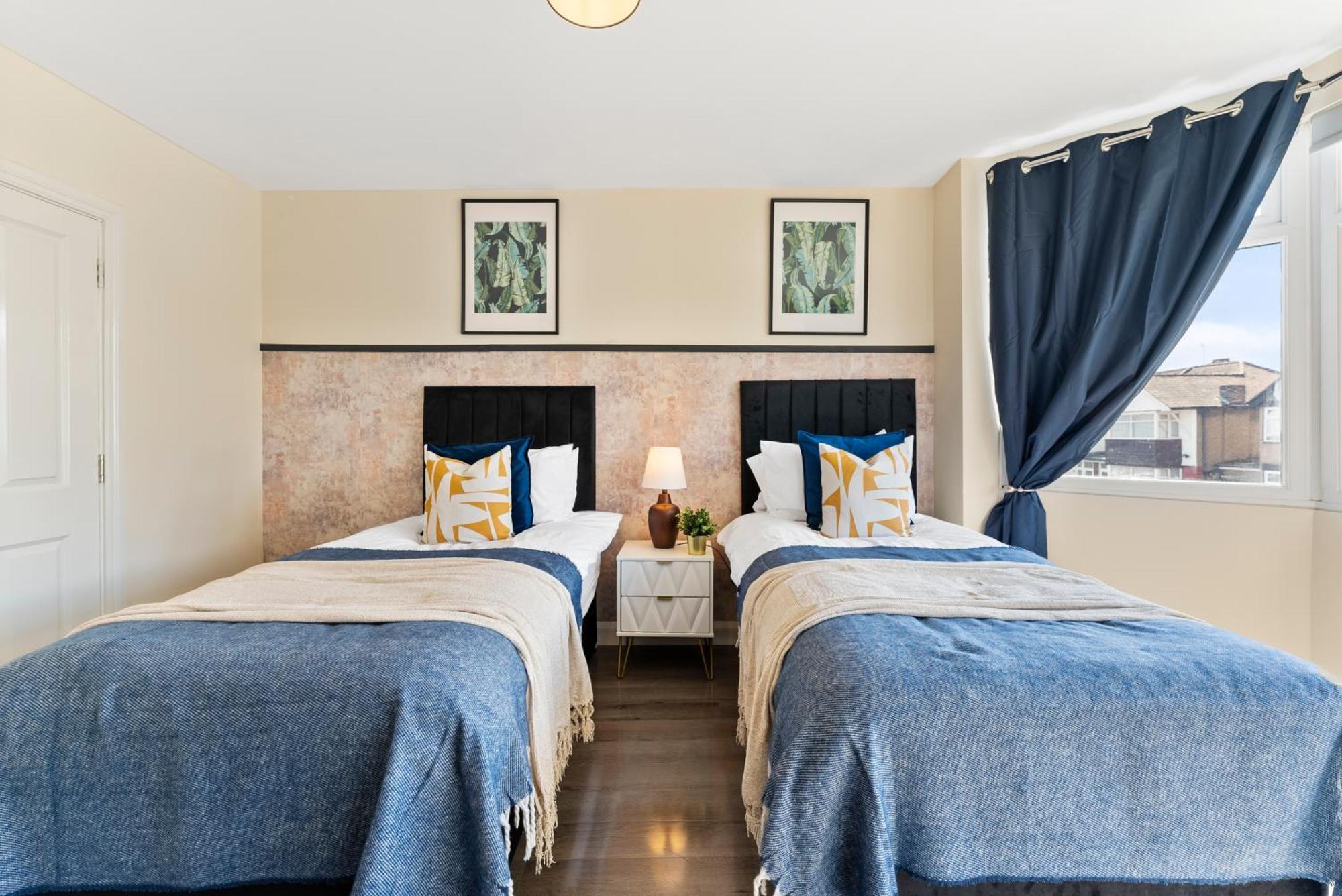 Stylish Wembley Gem - Parking -Sleeps 14 London Eksteriør bilde