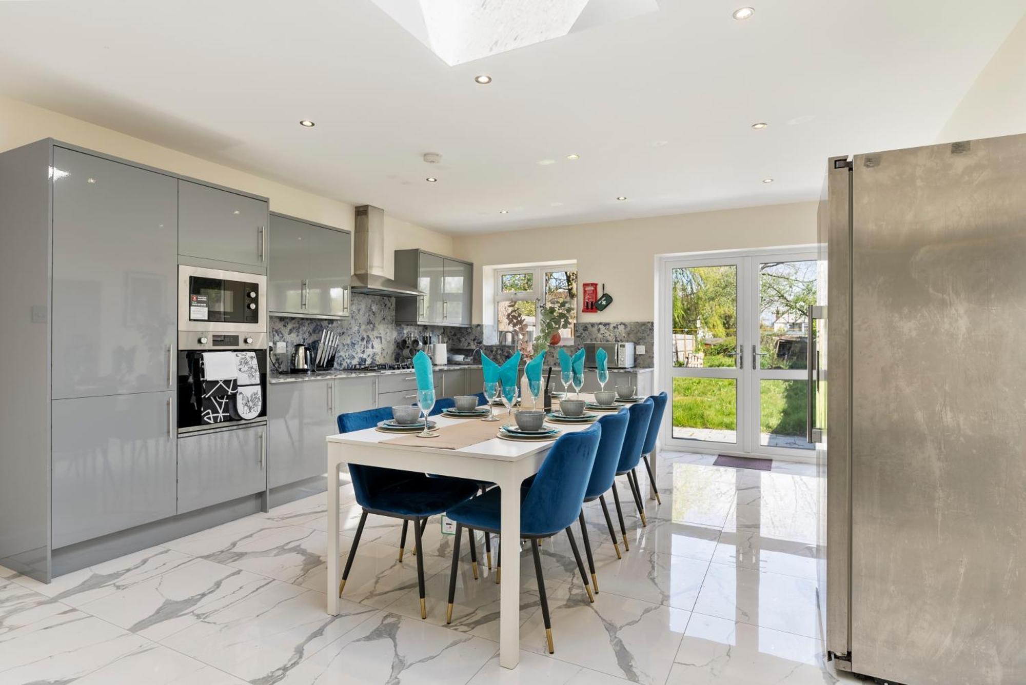 Stylish Wembley Gem - Parking -Sleeps 14 London Eksteriør bilde
