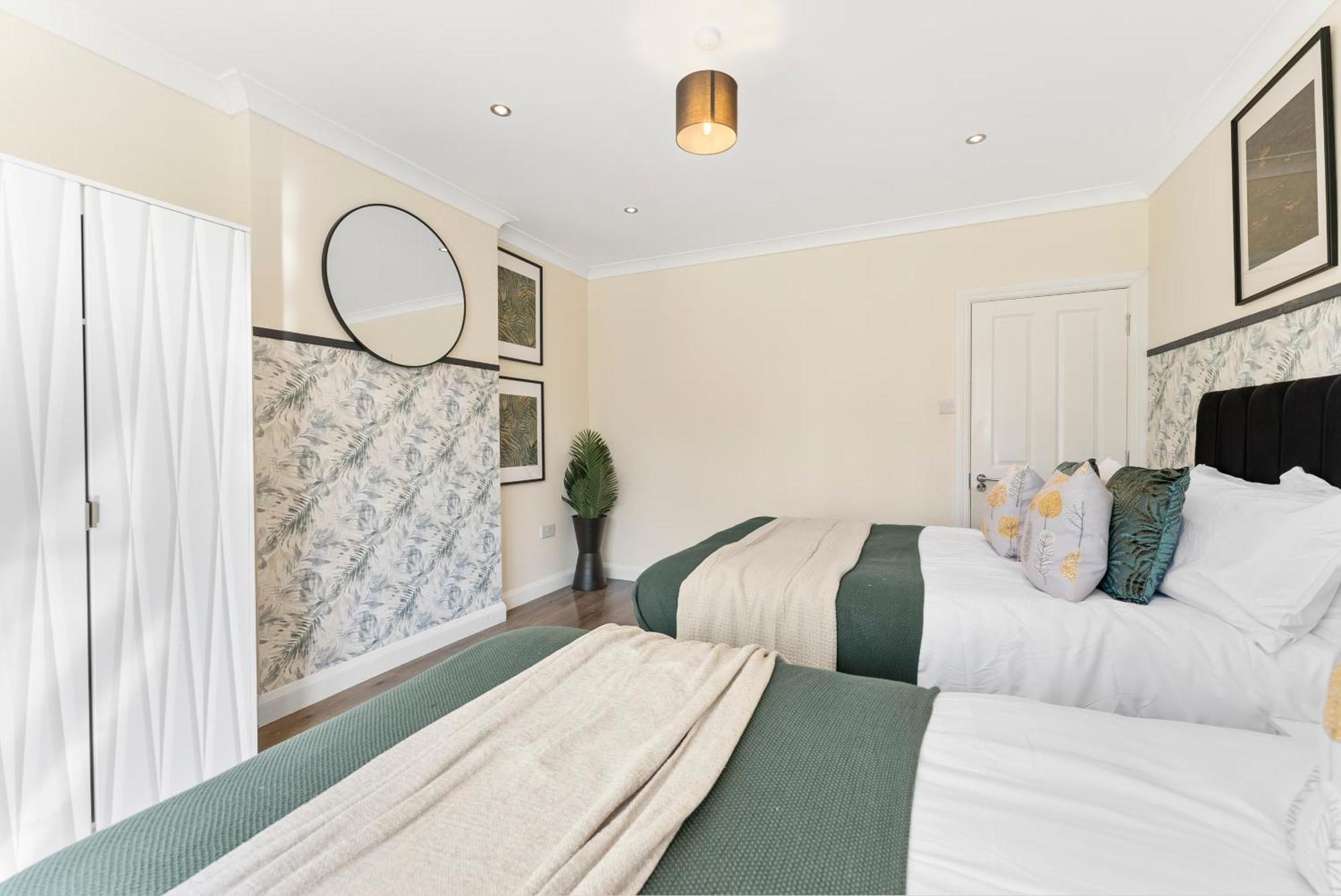 Stylish Wembley Gem - Parking -Sleeps 14 London Eksteriør bilde