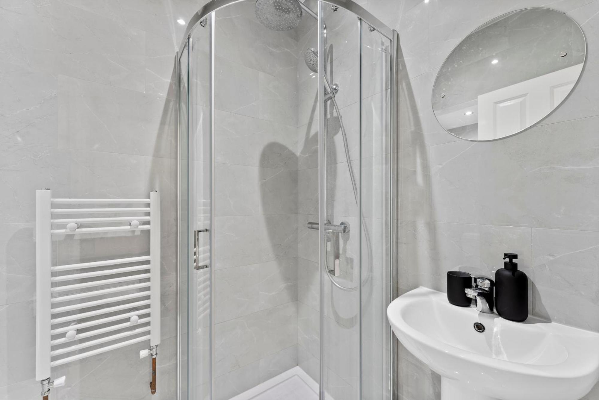 Stylish Wembley Gem - Parking -Sleeps 14 London Eksteriør bilde