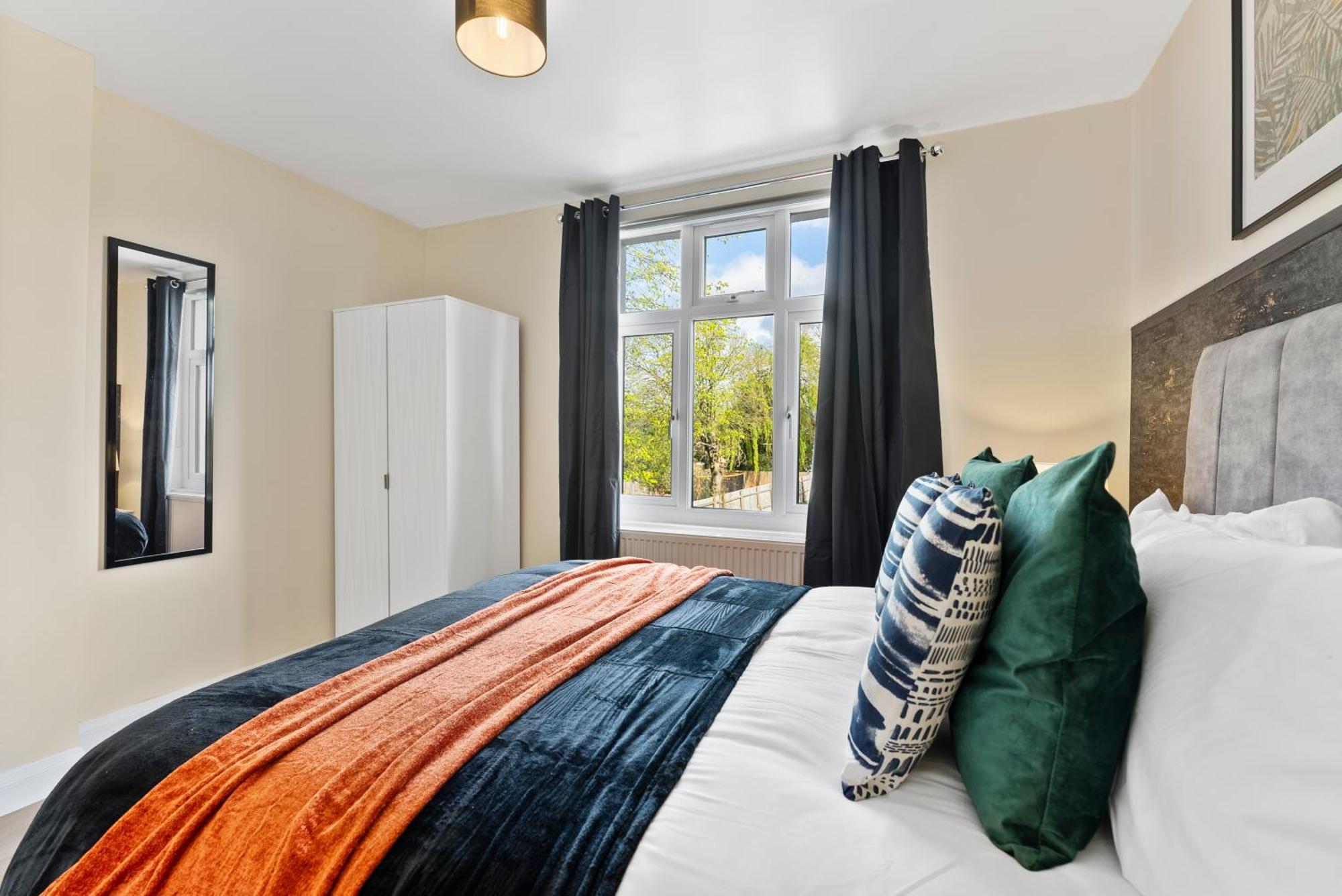 Stylish Wembley Gem - Parking -Sleeps 14 London Eksteriør bilde