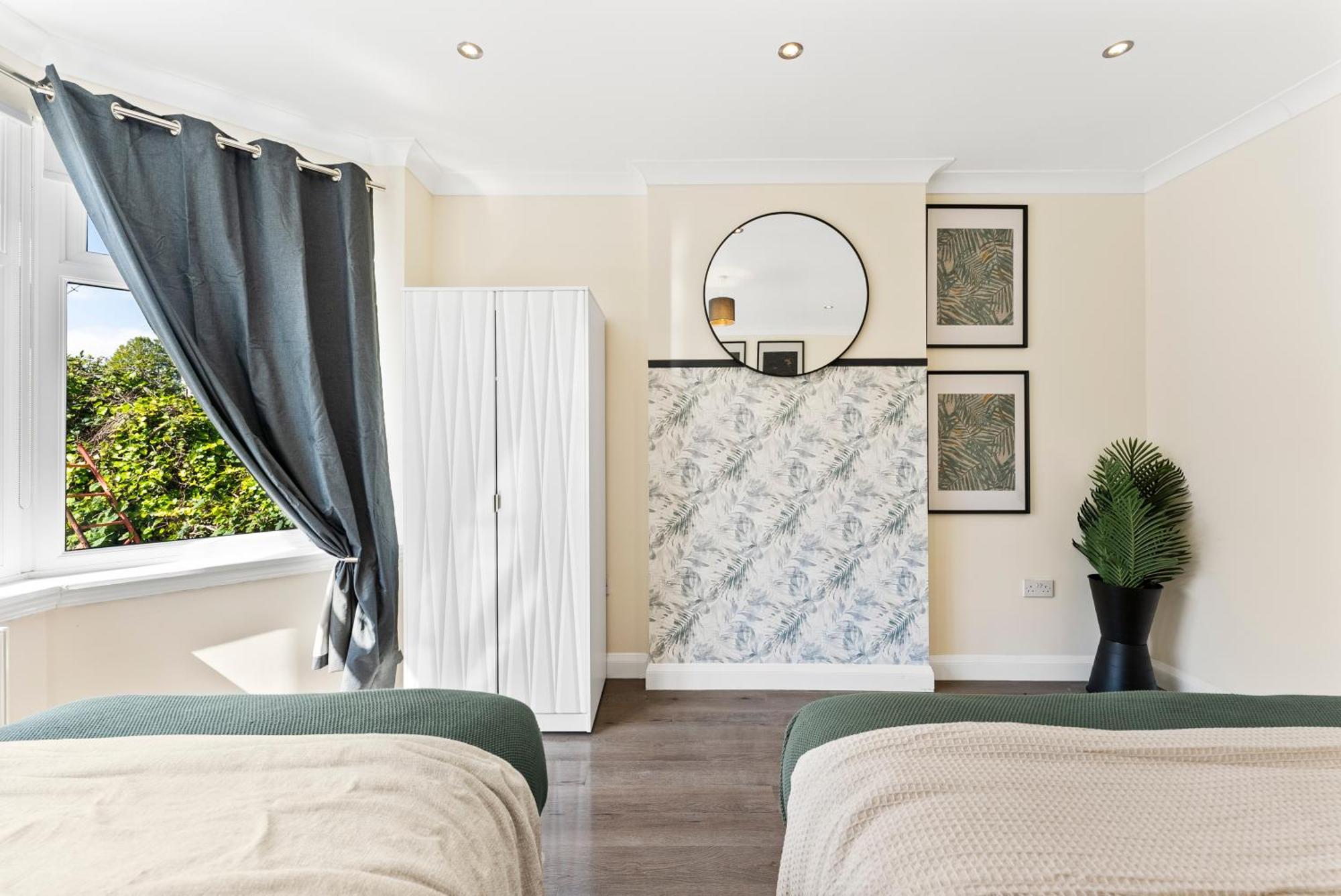Stylish Wembley Gem - Parking -Sleeps 14 London Eksteriør bilde