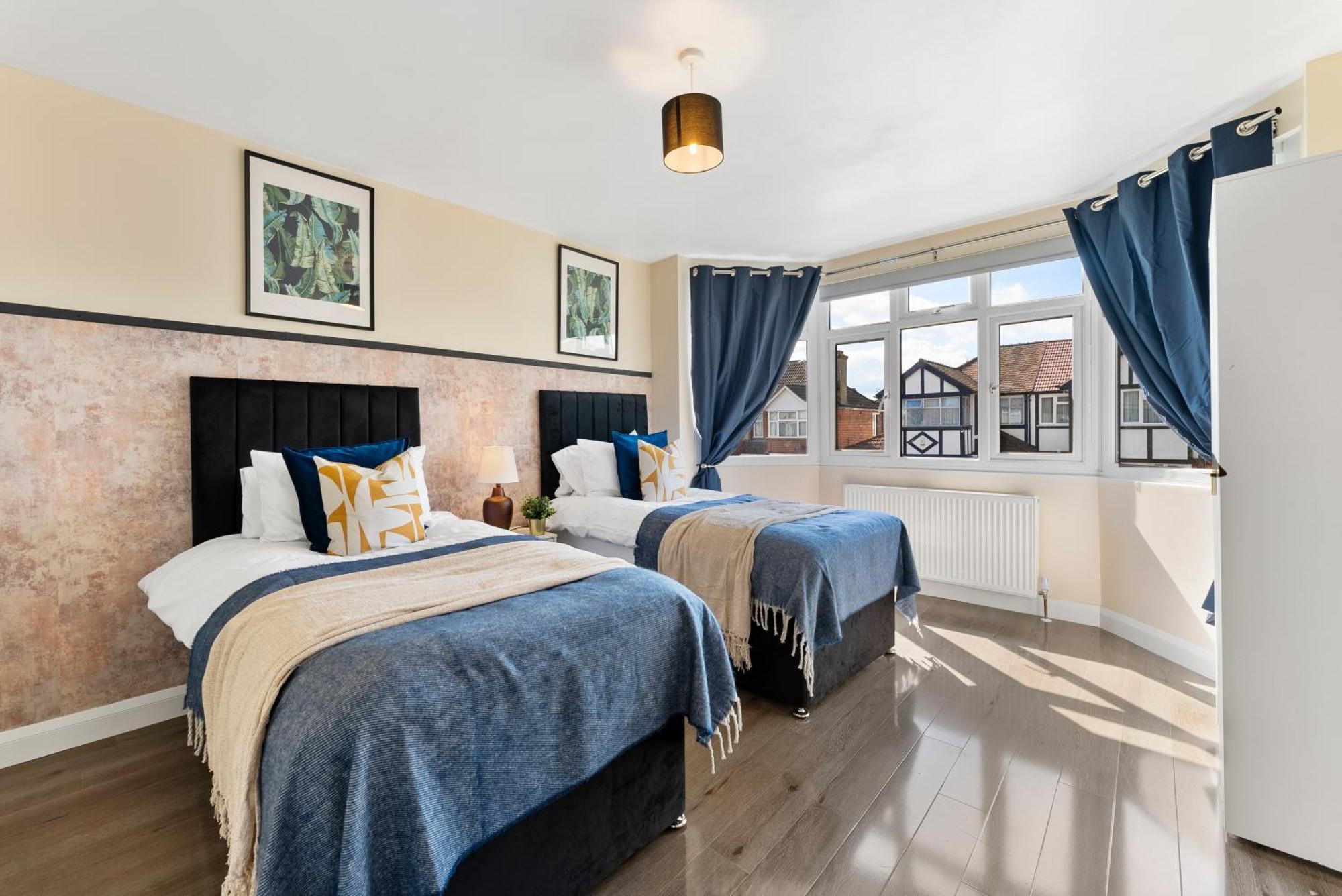 Stylish Wembley Gem - Parking -Sleeps 14 London Eksteriør bilde