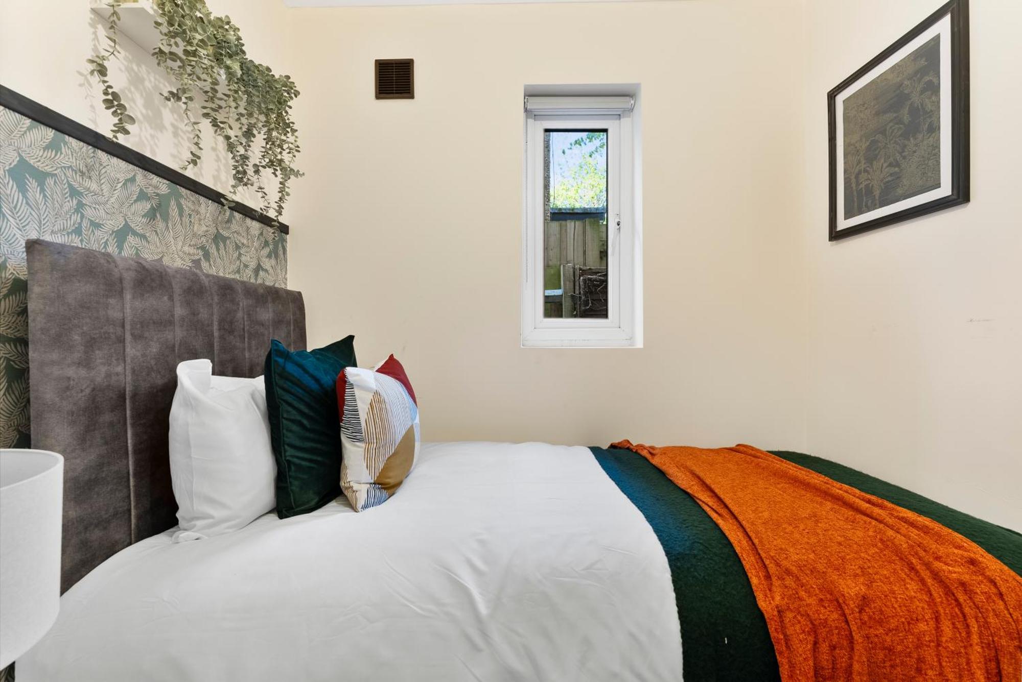 Stylish Wembley Gem - Parking -Sleeps 14 London Eksteriør bilde