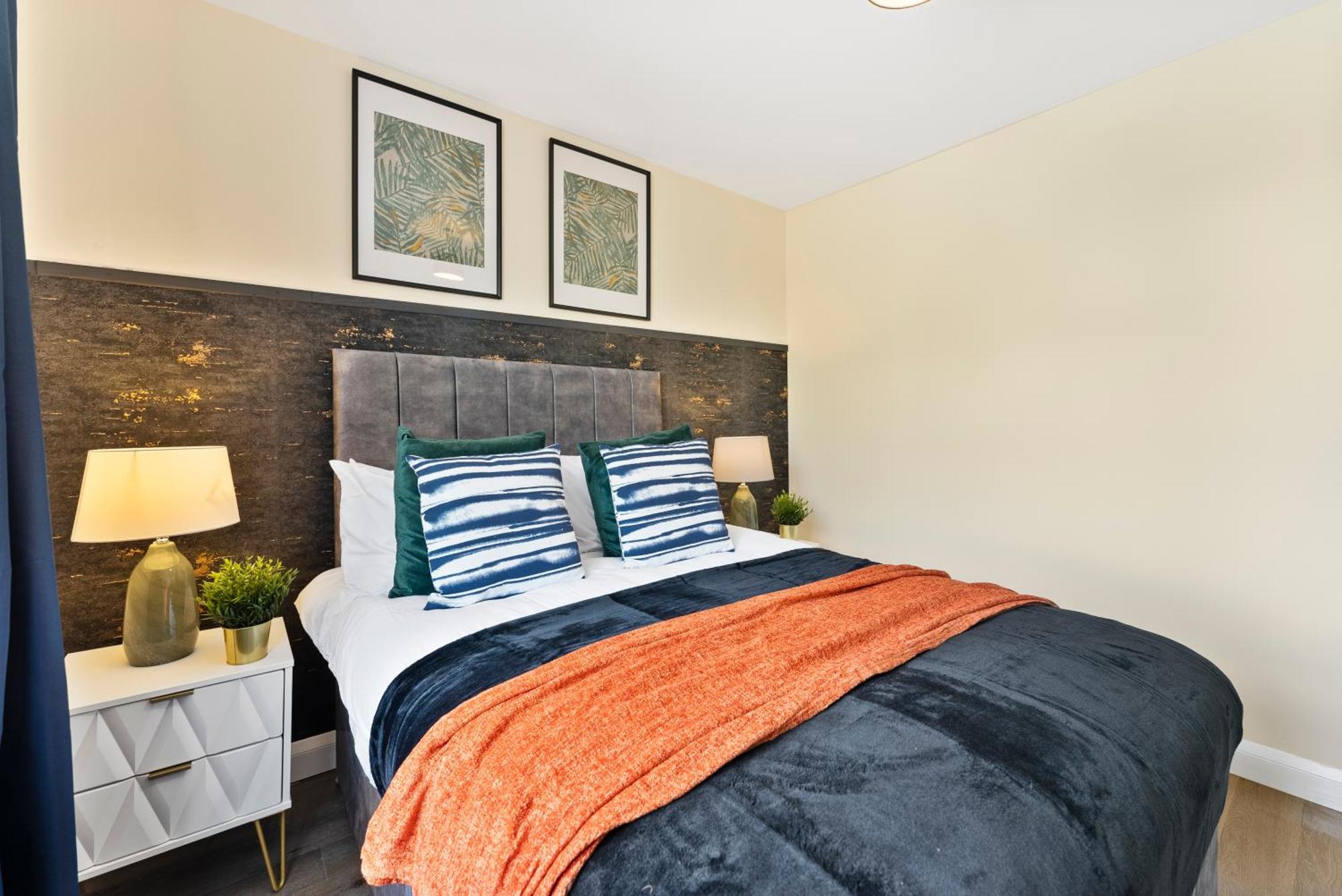 Stylish Wembley Gem - Parking -Sleeps 14 London Eksteriør bilde