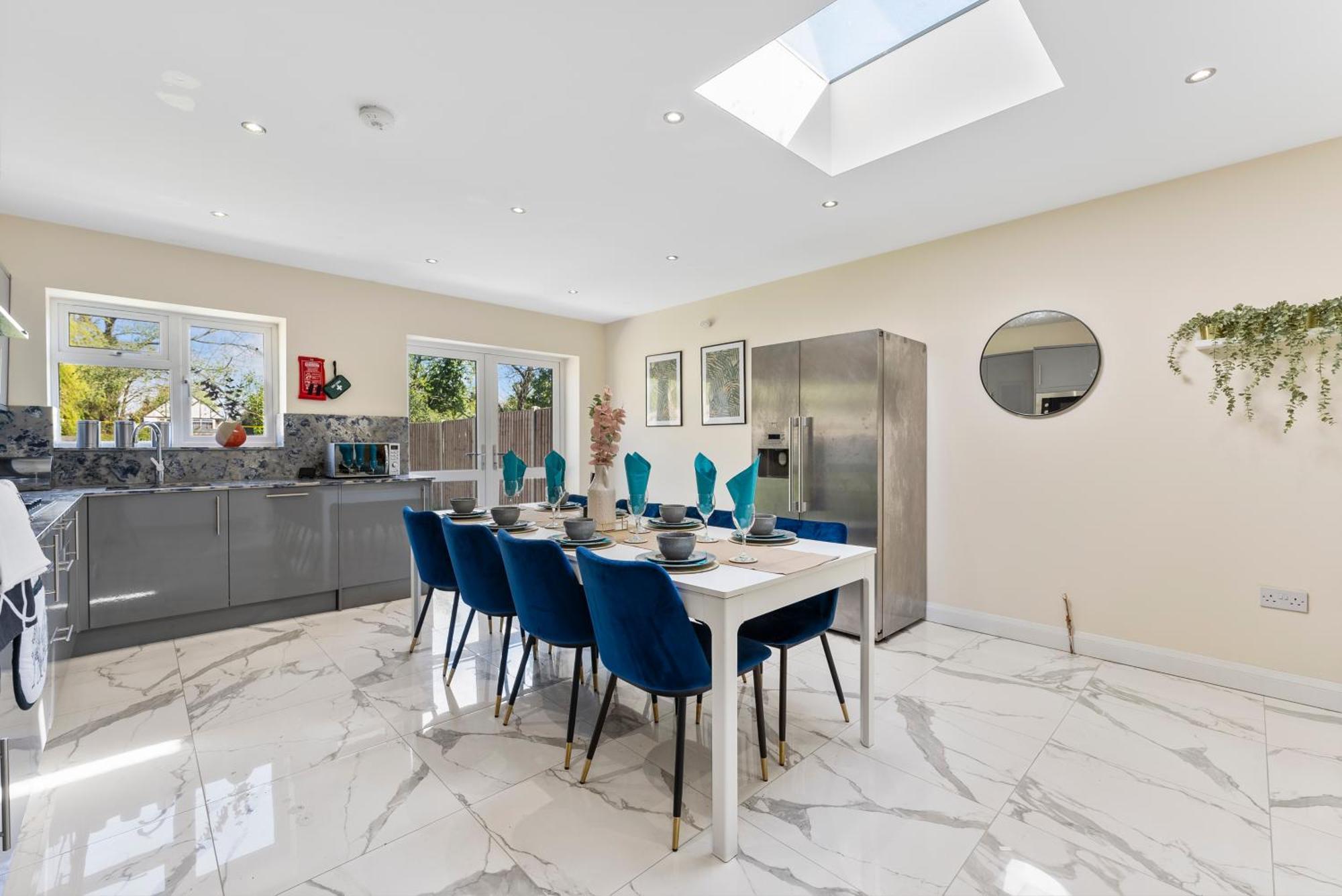 Stylish Wembley Gem - Parking -Sleeps 14 London Eksteriør bilde