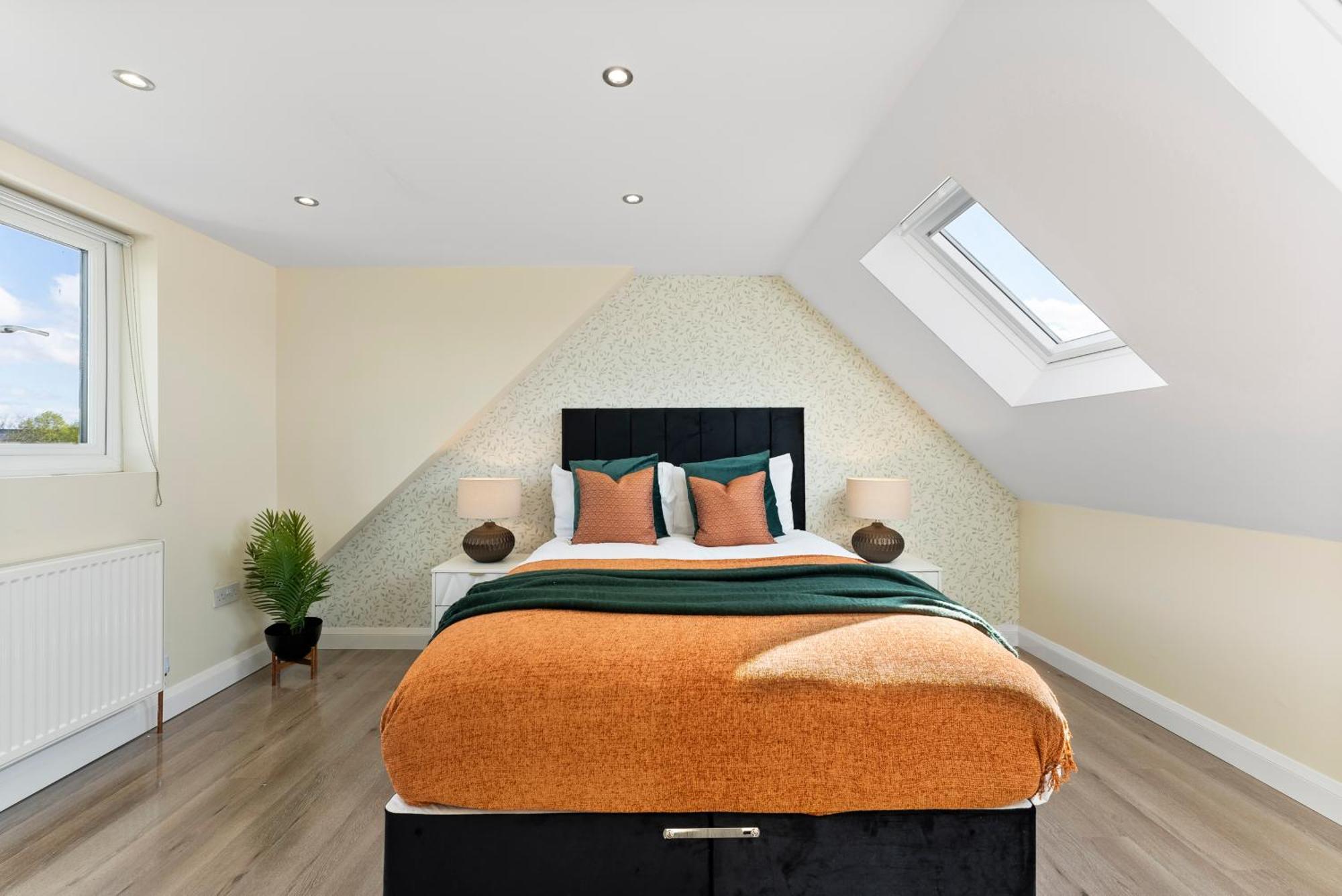 Stylish Wembley Gem - Parking -Sleeps 14 London Eksteriør bilde