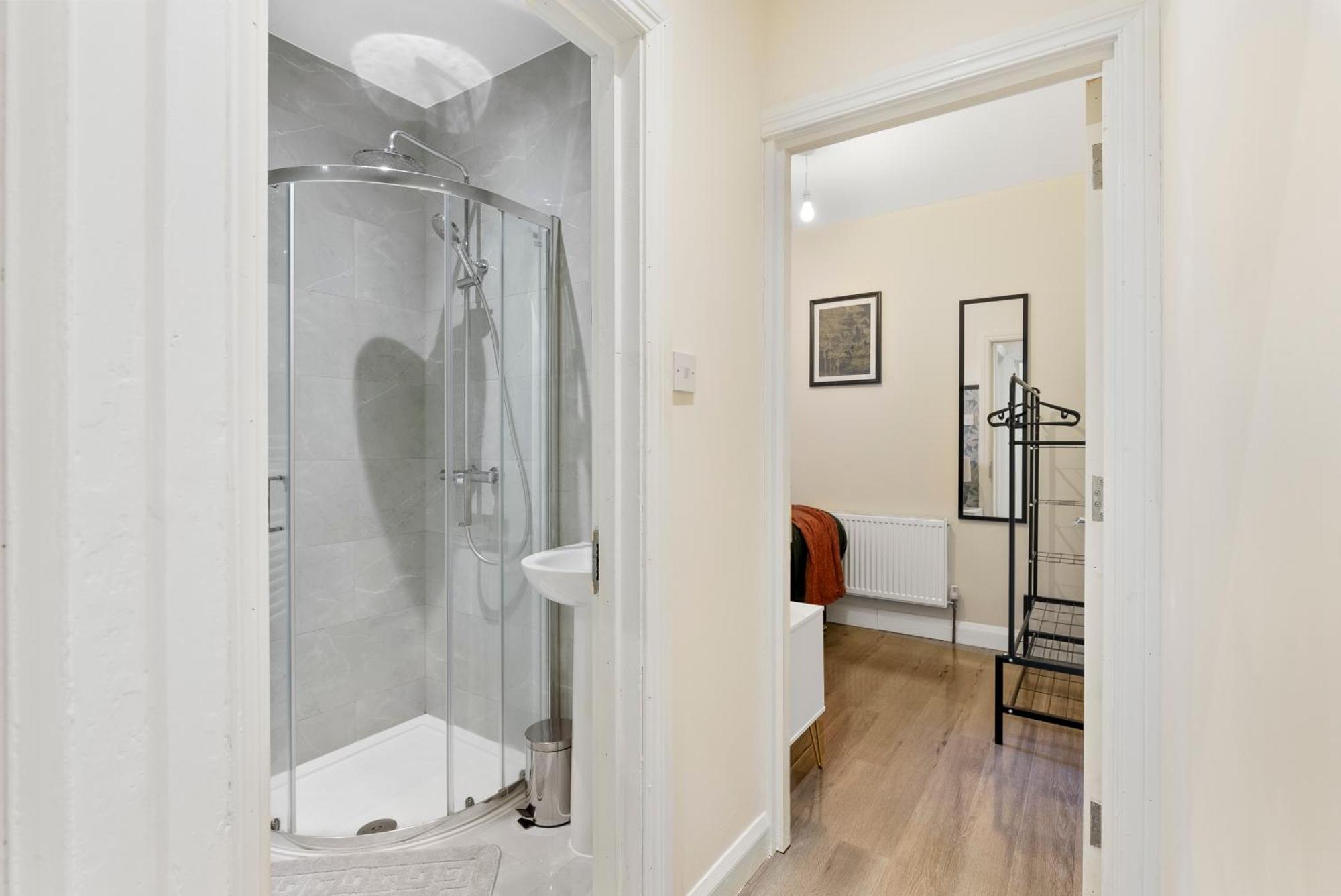 Stylish Wembley Gem - Parking -Sleeps 14 London Eksteriør bilde