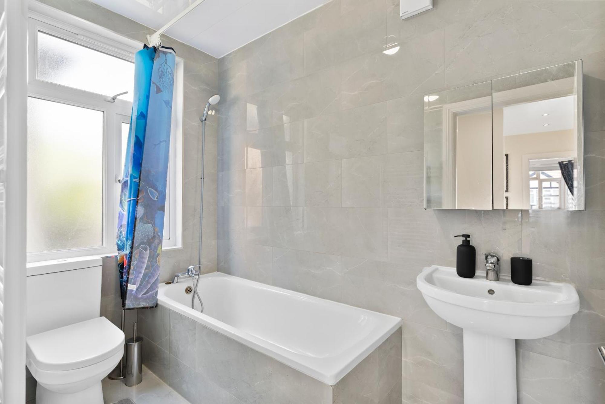 Stylish Wembley Gem - Parking -Sleeps 14 London Eksteriør bilde