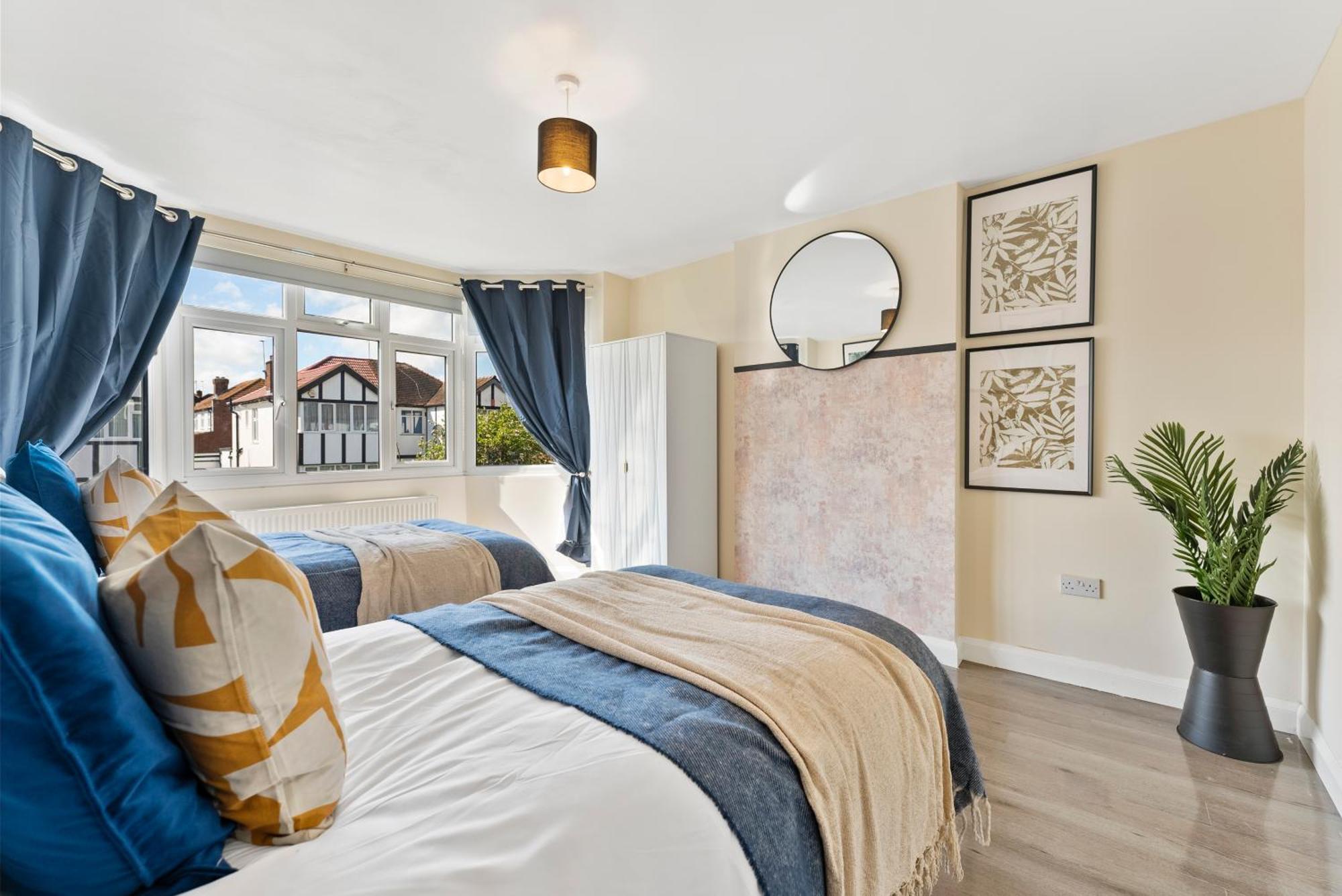 Stylish Wembley Gem - Parking -Sleeps 14 London Eksteriør bilde
