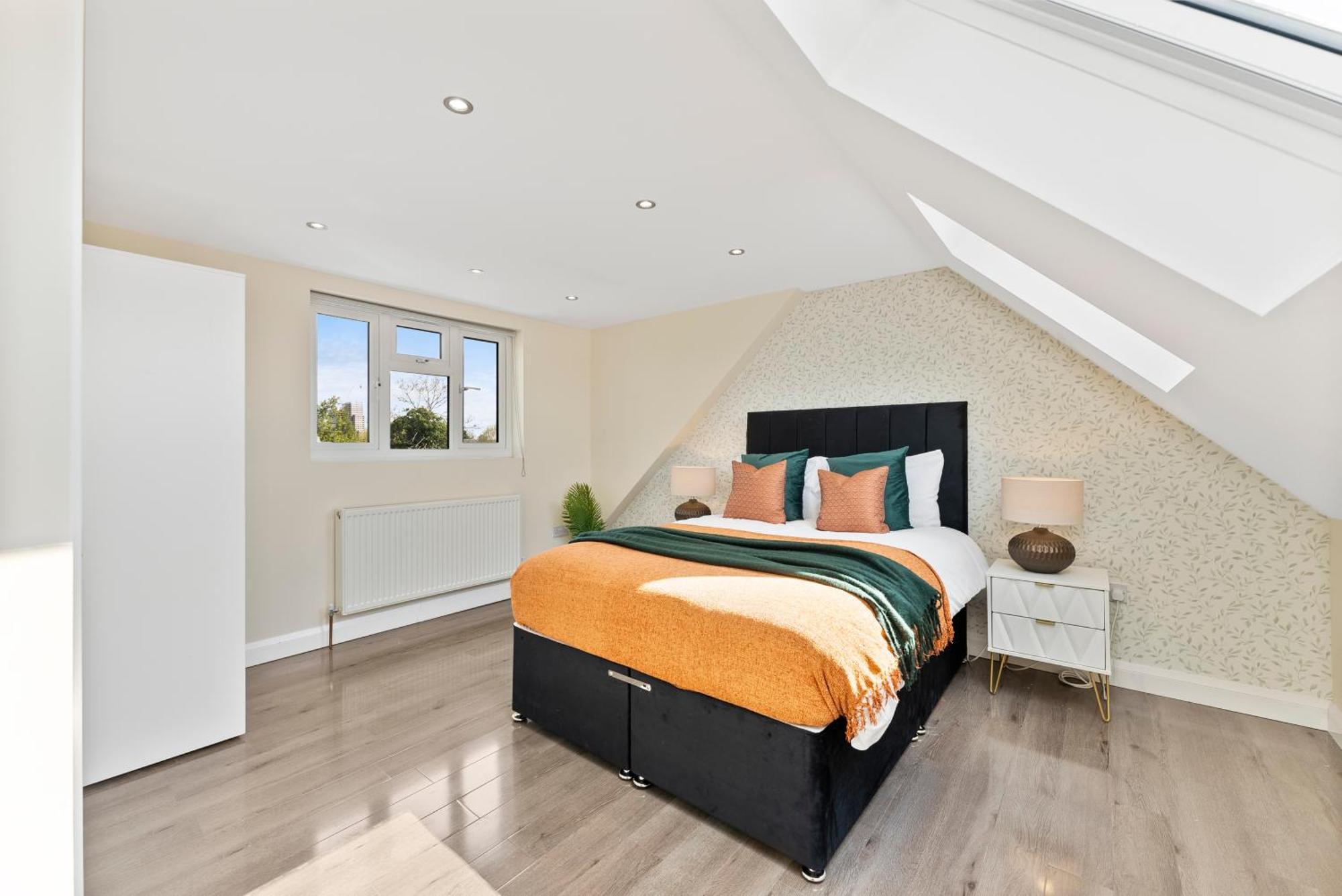 Stylish Wembley Gem - Parking -Sleeps 14 London Eksteriør bilde