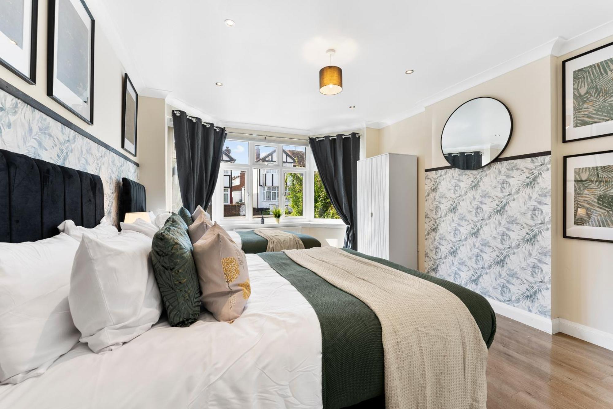 Stylish Wembley Gem - Parking -Sleeps 14 London Eksteriør bilde