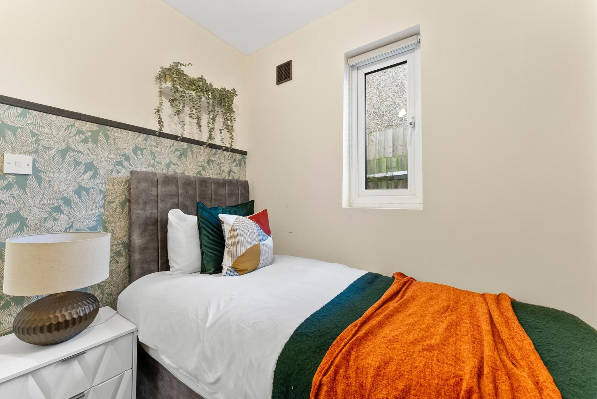 Stylish Wembley Gem - Parking -Sleeps 14 London Eksteriør bilde
