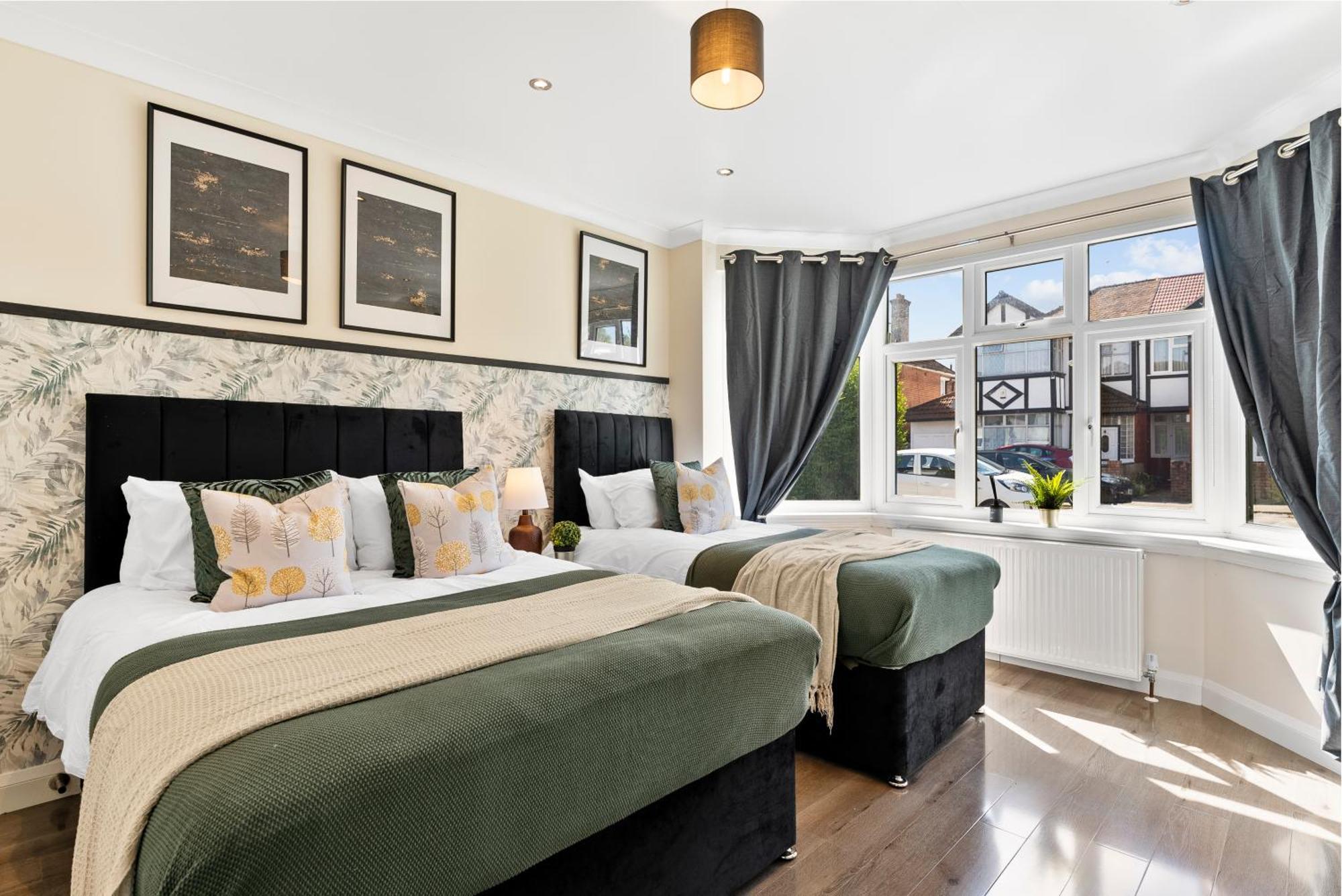 Stylish Wembley Gem - Parking -Sleeps 14 London Eksteriør bilde